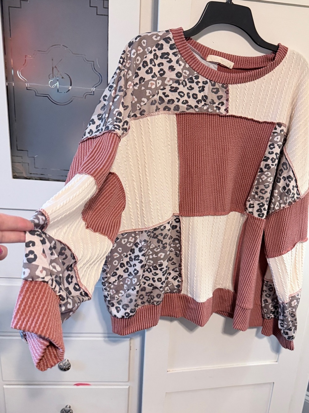 Mixed-Knit Leopard Patchwork Pullover Sweatshirt - Dusty Rose & Cream